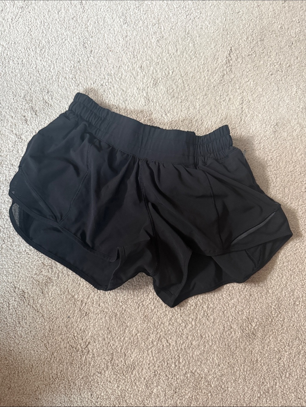 lululemon athletica Women's Hotty Hot low rise, 2.5” Shorts - Picture 2 of 3